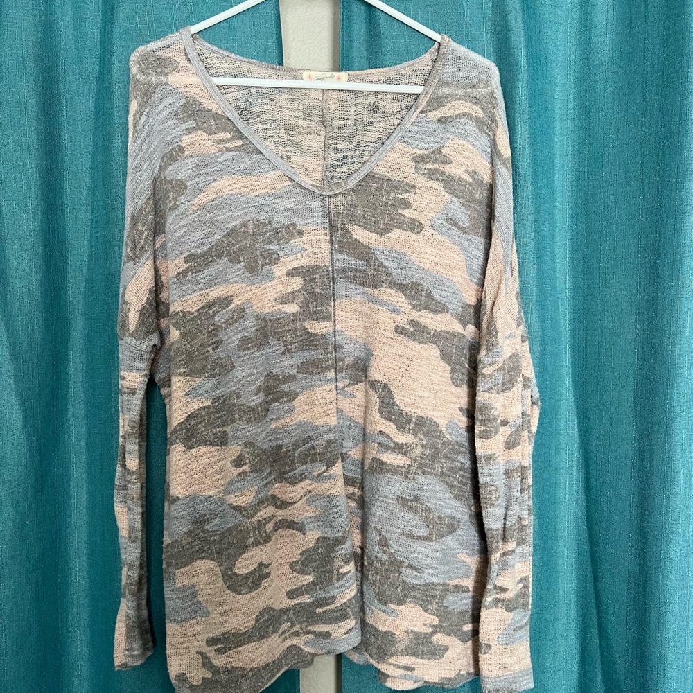 V-neck pink camouflage, knit blouse